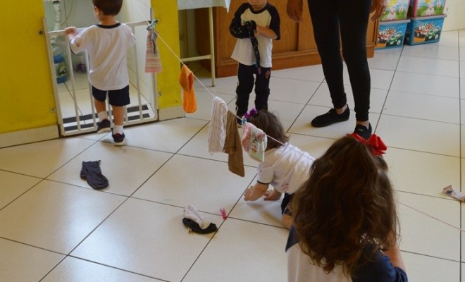 Atravs do varal de meias, os educandos de Maternal I realizaram mais uma atividade de coordenao motora, textura e discriminao visual.