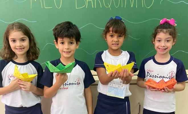 Aps aprenderem na disciplina de Lngua Portuguesa sobre brincadeiras e brinquedos, os educandos do 1 Ano A e B confeccionaram e decoraram seus prprios barquinhos.
