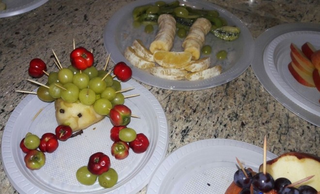 Para iniciar o contedo de Cincias sobre Alimentao Saudvel, os educandos do 5 Ano esbanjaram criatividade e decoraram lindos pratos utilizando frutas. Alm de lindo, ficou delicioso!