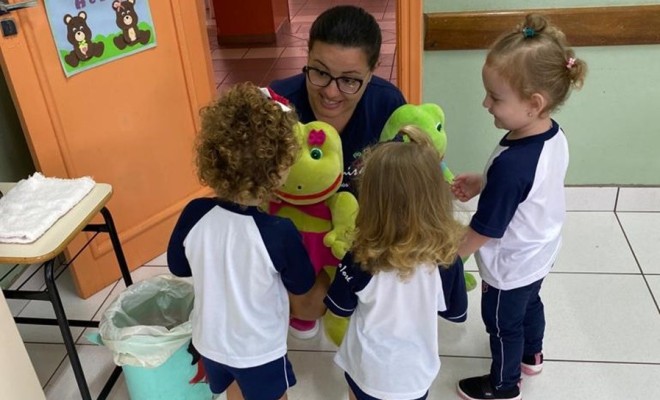 Para iniciar a semana da cor Verde, os educandos do Maternal II A e B receberam a visita do Sr. Sapo e Dona Sapa, eles cantaram e se divertiram muito com os novos amigos...