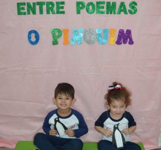 Os educandos do Maternal III A e B se divertiram trabalhando o Projeto Entre Poemas, conhecendo o poema O PINGUIM.