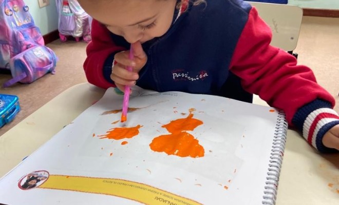 Usando um canudo de plstico, os educandos do Maternal III A, brincaram de espalhar a cor assoprando pingos de tinta alaranjada sobre a pgina.