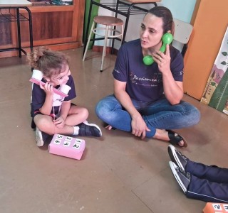 Para trabalhar o sentido da audio, os educandos do Maternal III A, brincaram de telefone com os seus colegas.