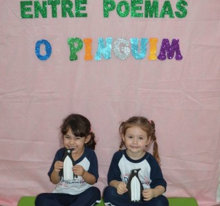 Os educandos do Maternal III A e B se divertiram trabalhando o Projeto Entre Poemas, conhecendo o poema O PINGUIM. - Colgio Passionista So Jos