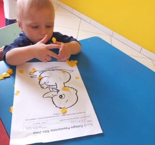 Aps se divertirem com a msica PATINHO COLORIDO, os educandos do Maternal I realizaram uma atividade de Coordenao Motora de colagem com papel amarelo.