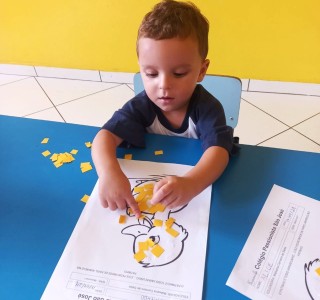 Aps se divertirem com a msica PATINHO COLORIDO, os educandos do Maternal I realizaram uma atividade de Coordenao Motora de colagem com papel amarelo.
