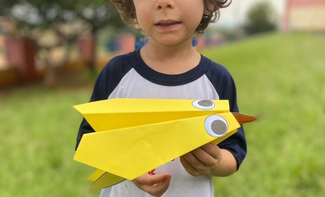 Os educandos do Pr l A conheceram a obra LA PROMESSE de Ren Magritte e aps estudos sobre o tema construram um pssaro de papel para brincar ao ar livre.