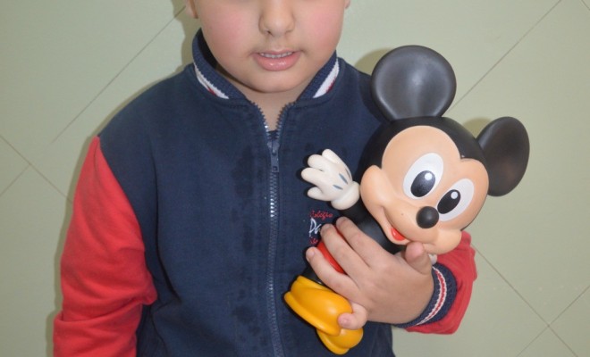 O Mickey Mouse est muito HAPPY porque foi dar HELLO na casa de mais um educando sortudo que foi sorteado e est ansioso pra saber qual ser a prxima famlia a ser visitada!