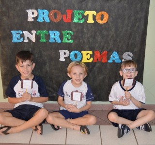 Hoje os educandos do Pr II A e B conheceram o poema TRAA POLIGLOTA e se divertiram conhecendo palavras estrangeiras. Eles amaram!