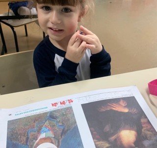 Os pequenos do Maternal III B fizeram a releitura da pintura Mona Lisa e Van Gogh e registraram suas expresses srias. A turminha arrasou!