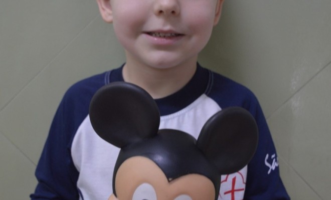  O Mickey Mouse est muito HAPPY porque foi dar HELLO na casa de mais um educando sortudo que foi sorteado e est ansioso pra saber qual ser a prxima famlia a ser visitada!