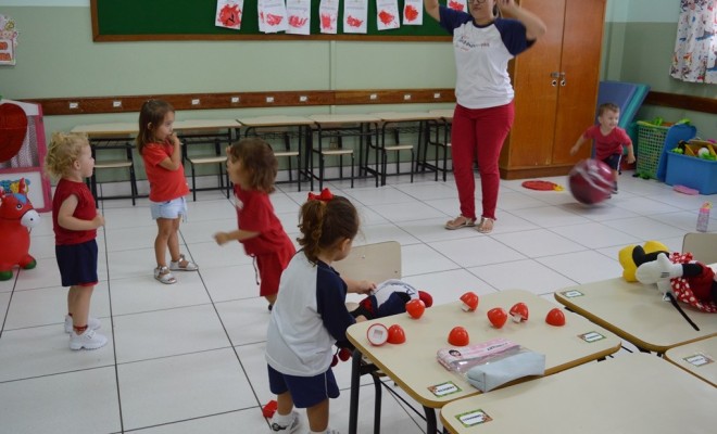 Para finalizar a semana, os educandos do Maternal II A se divertiram na Festa do Vermelho.