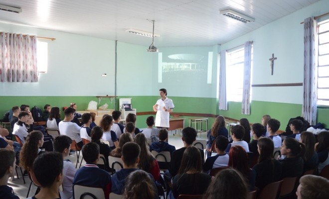 10 anos depois das manifestaes de junho de 2013, os educandos do Ensino Mdio tiveram uma aula de Geoatualidades sobre o contexto internacional em que os protestos do Brasil estavam inseridos.