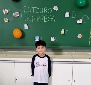 Hoje os educandos do Pr II B retomaram as letras trabalhadas brincando de ESTOURO SURPRESA.