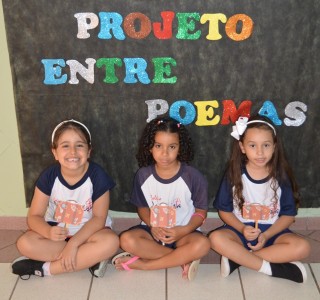 Hoje os educandos do Pr II A e B conheceram o poema TRAA POLIGLOTA e se divertiram conhecendo palavras estrangeiras. Eles amaram!
