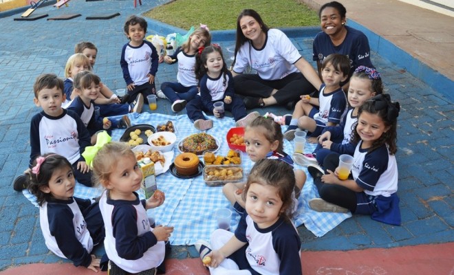 Os educandos do Maternal III B encerraram as atividades dos CINCO SENTIDOS com um delicioso piquenique. Os pequenos amaram!