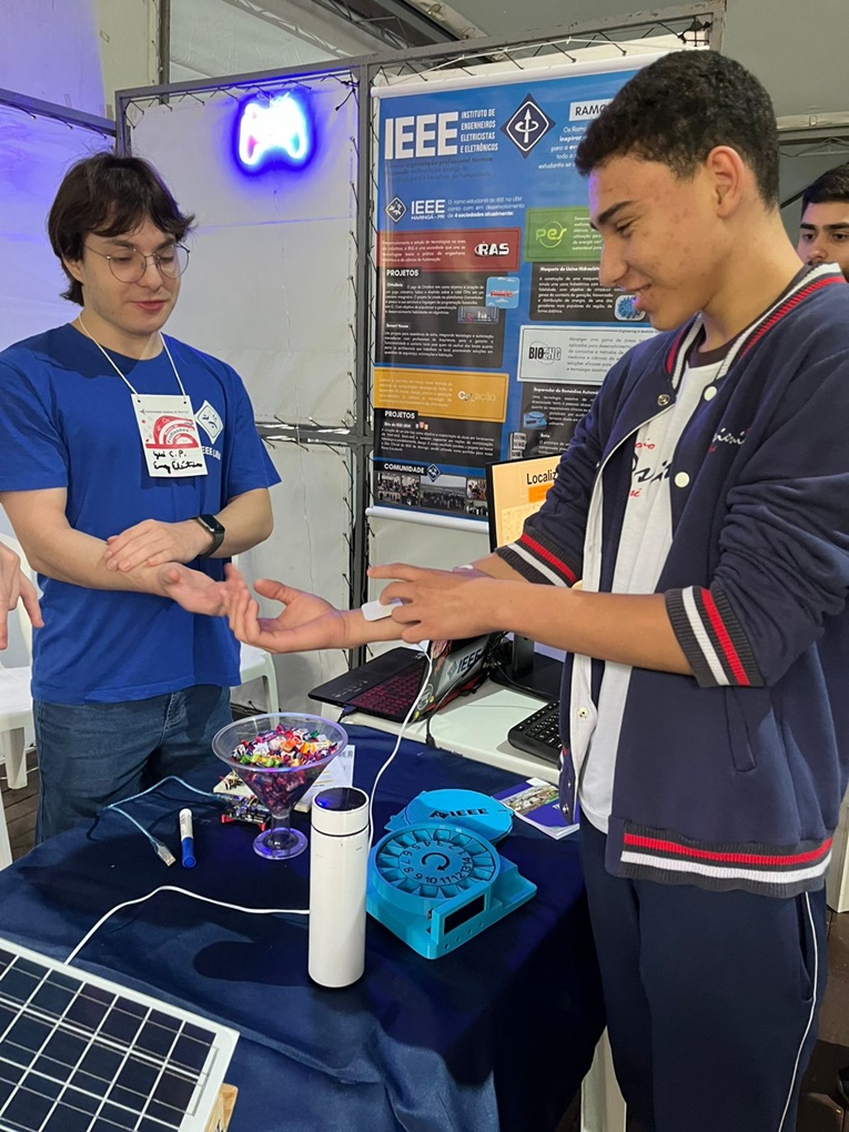 Visita dos educandos da 2 e 3 srie do E.M.  na amostra de profisses da UEM. Colgio Passionista So Jos