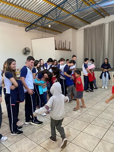 2 E.M. - Doao de Chocolates  Creche Raio de Luz Colgio Passionista So Jos