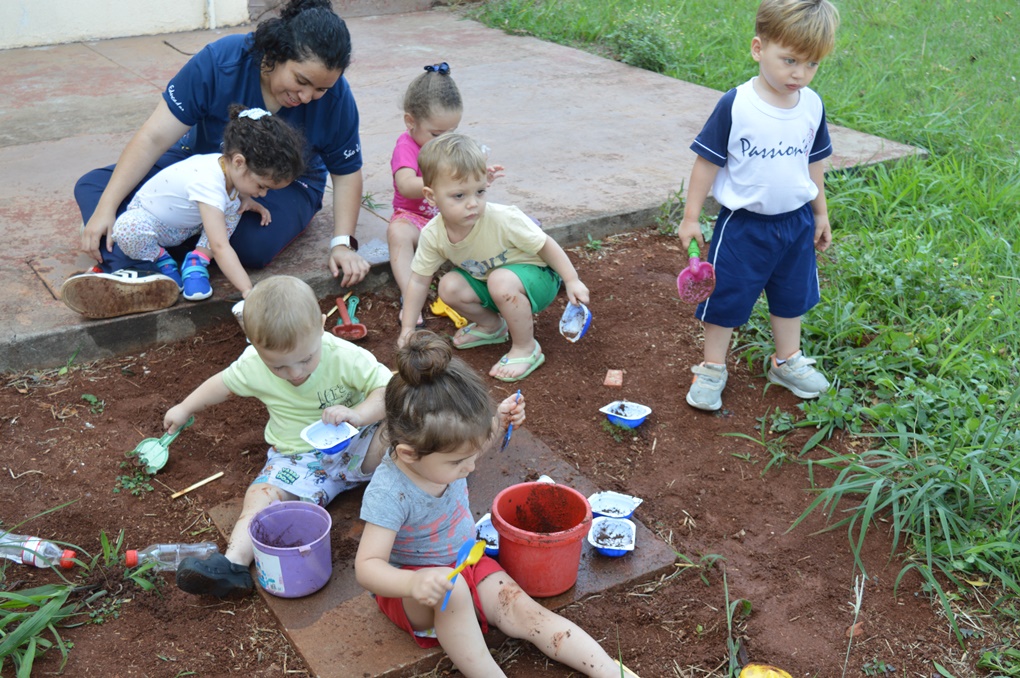 Maternal I - Brincando com terra. Colgio Passionista So Jos