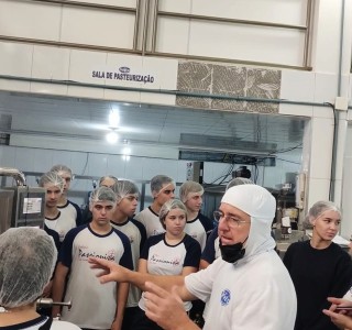 Para concluir a disciplina e o projeto de Empreendedorismo, os educandos da 2 srie do Ensino Mdio, foram conhecer um pouco da histria e como ocorre a produo dos sorvetes Treviso. 