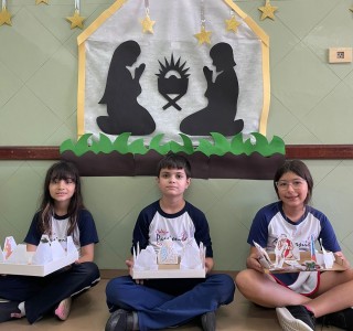 Os educandos do 3 Ano A e B produziram lindos prespios na disciplina de Ensino Religioso.