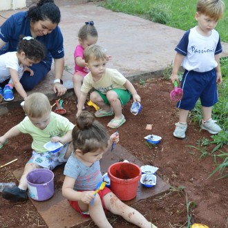 Maternal I - Brincando com terra. - Colgio Passionista So Jos