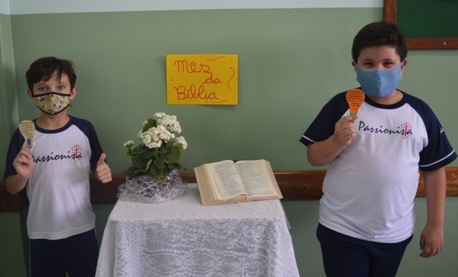 No ms da Bblia, os educandos do 2 Ano A, realizaram diversas atividades sobre o tema e prepararam um marca pgina com um versculo bblico!