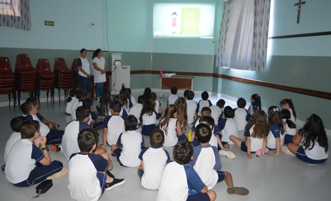 Trabalhando sobre o Estatuto da Criana e do Adolescente (ECA), os educandos do 3 Ano A e B, aprenderam que ajudar em casa so atividades de socializao e transmisso de conhecimento. E para concluir, elaboraram cartazes sobre o assunto.