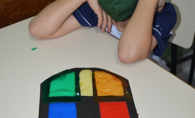 Aps aprenderem sobre a arte dos vidros coloridos nas Igrejas, os educandos do 2Ano B, desenvolveram a arte vitral.