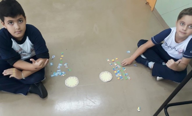 Os educandos do 3 Ano A e B aprenderam sobre a medida de tempo: horas e minutos e se divertiram com o jogo que horas so?