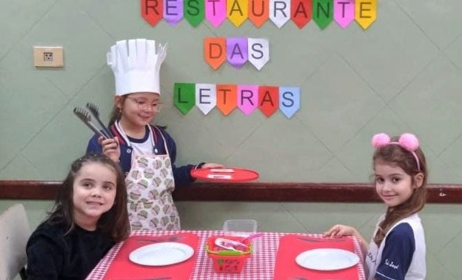 Para estimular a associao e reconhecimento de figuras com a letra inicial, os educandos do Pr II A se divertiram com a atividade restaurante das letras. 