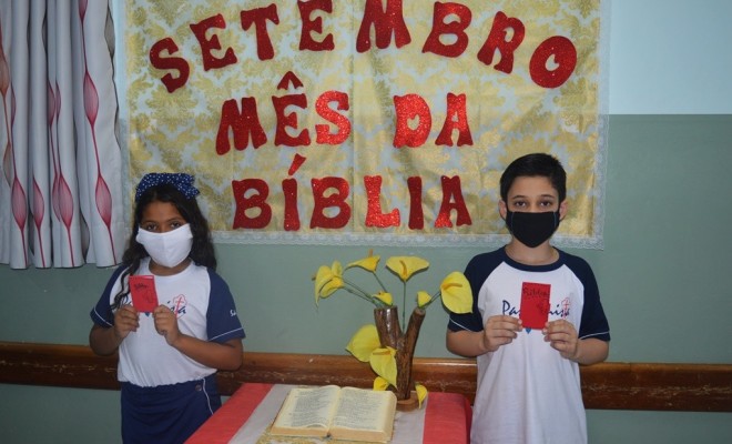 Os educandos do 3 Ano e 5 Ano, realizaram atividades sobre a Bblia, ressaltando a importncia dela em suas vidas e na vida de suas famlias.