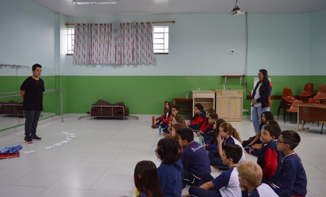 Os educandos do 5 Ano esto iniciando o gnero textual pea teatral e hoje receberam visita do teatrista Tales Giovani Bernardino da Silva, onde apresentou a pea teatral O macaco e gro de milho.