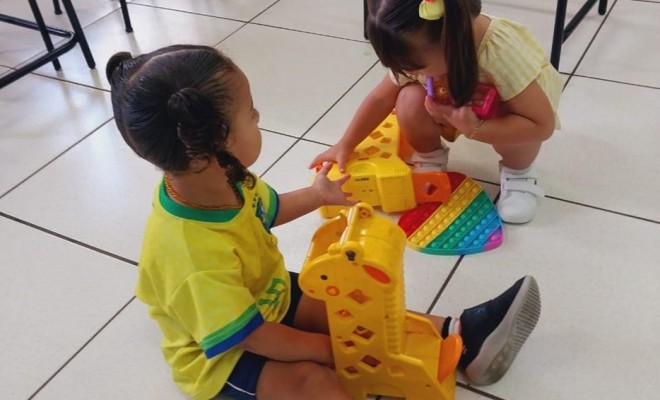 Para finalizar a semana da cor Amarela, os educandos do Maternal II A e B vieram todos estilosos com suas roupas e acessrios amarelos, e ainda trouxeram seus brinquedos para brincar!