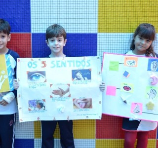 Concretizando o contedo sobre os 5 sentidos, os educandos do 2 Ano A e B usaram a criatividade e criaram lindos trabalhos para exposio sobre o contedo estudado.