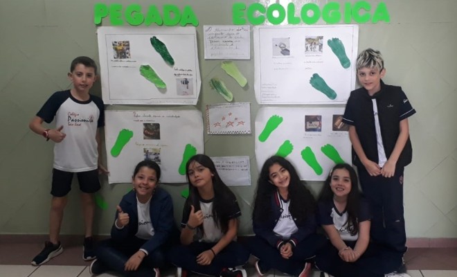 Os educandos do 3 Ano A e B confeccionaram cartazes para conscientizar as pessoas sobre a pegada ecolgica. 