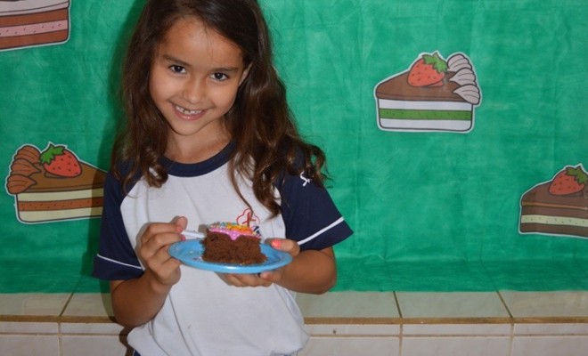 Finalizando o ano letivo, os educandos do 1 Ano A e B participaram de uma Oficina de Confeitaria decorando seus prprios bolos. Estava uma delcia!