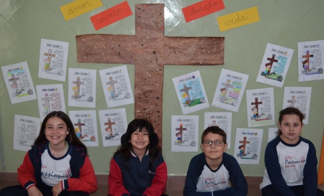 Trabalhos realizados pelos educandos do 4 Ano A e B, em virtude do Dia da Exaltao da Santa Cruz.