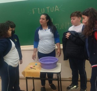 Os educandos do 5° Ano B, realizam uma experiência com diversos materiais, para saber quais materiais flutuava e quais não flutuava. - Colégio Passionista São José