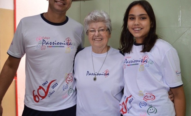 Em comemorao aos 60 anos do Colgio Passionista So Jos, os educandos ganharam uma camiseta comemorativa com o emblema dos 60 Anos.