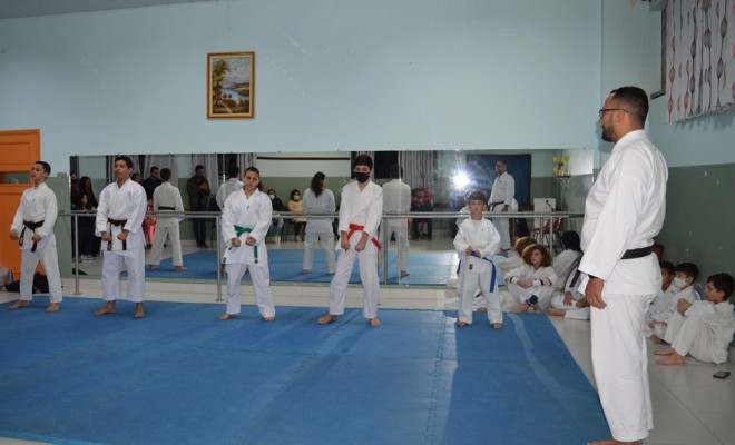 Na última sexta-feira nossos educandos realizaram o exame de troca de faixa de Karate com o Professor Delian.
