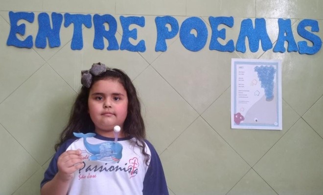 No projeto entre poemas os educandos do Pr II A e B, conheceram o poema da baleia Jubarte, que assim como a sereia passeia sobre as ondas do mar