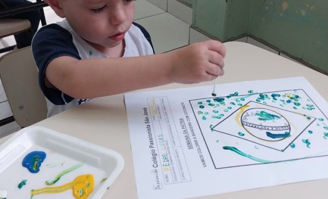 Para comemorar a Semana da Ptria os educandos do Maternal II A fizeram uma linda Bandeira do Brasil utilizando pintura com as mos.