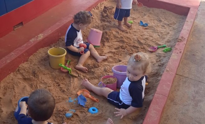 Oba!  Os educandos do Maternal I A e B, foram brincar na caixa de areia e aproveitaram para aprender alguns conceitos como: cheio, vazio, pesado e leve.