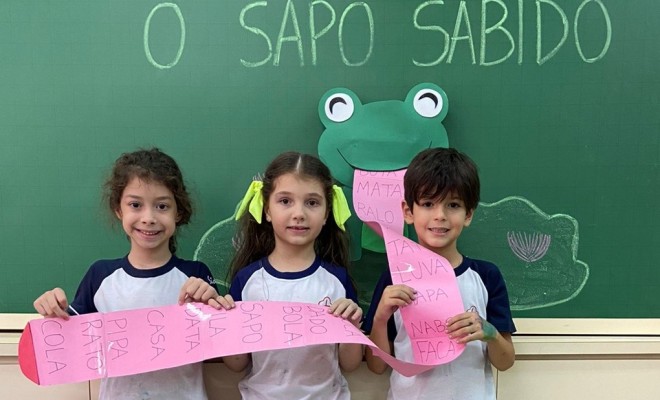 Para reforar a leitura, os educandos do 1 Ano A e B, receberam a visita do Sapo Sabido que apresentou diversas palavras para os educandos. Parabns turminha!
