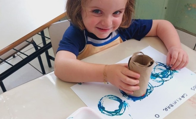 Para finalizar a semana de aprendizado da forma crculo, os educandos do Maternal II A e B fizeram uma atividade superdivertida de carimbar a forma com tinta.