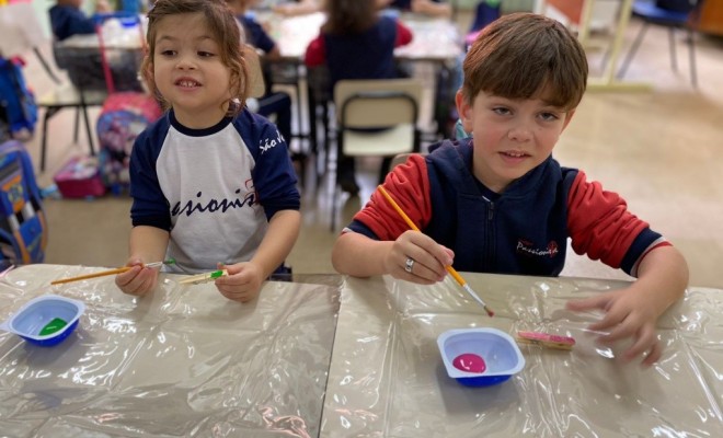 Os educandos do Pr l A conheceram as obras com tema BRINQUEDO dos artistas Alexandre Calder e Joaqun Torres Garca. Aps essa abordagem os educandos construram seus prprios brinquedos inspirados nesses artistas.