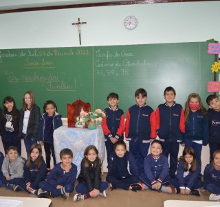 Hoje foi o dia dos educandos do 3° Ano A receber a visita de Nossa Senhora.