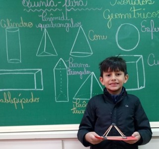Aprendendo sobre os sólidos geométricos, os educandos do 1° Ano A colocaram a mão na massa e construíram uma pirâmide utilizando massinha e palitos!