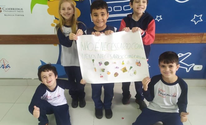 Depois de trabalharem o gnero textual Cartaz, os educandos do 2 Ano A e B, foram convidados a produzirem cartazes com a campanha de uma alimentao mais saudvel.